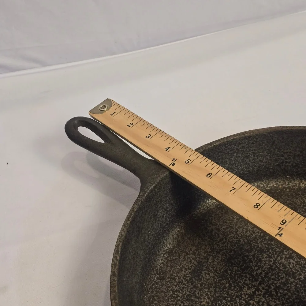 Vintage Unmarked Cast Iron Skillet 10.5 Inch Round Pan with Heat Ring No 8